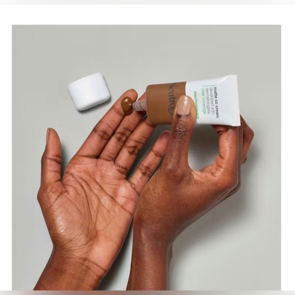 Neutrogena® Clear Coverage Flawless Matte CC Cream 10 Sienna- 2 Pk - Picture 5 of 5